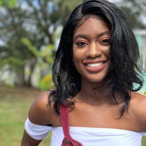 Meet your Posher, Yscynthia